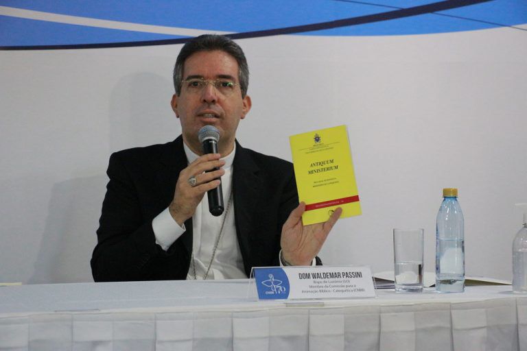 Read more about the article BISPOS INSTITUEM FORMAÇÃO PARA MINISTÉRIO CATEQUISTA