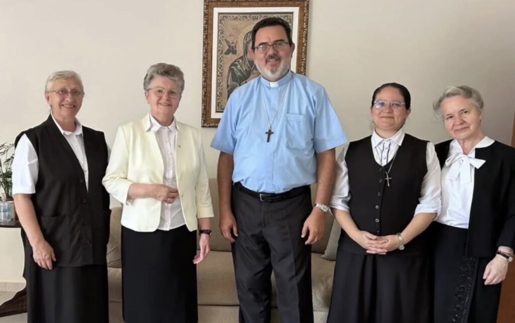 Leia mais sobre o artigo BISPO RECEBE A CONGREGAÇÃO DAS FILHAS DO PURÍSSIMO CORAÇÃO